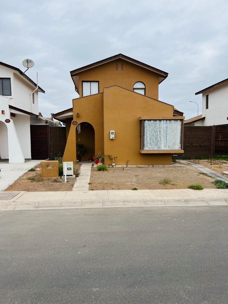 Casa ubicada en Condominio Portal del Valle, Av. Raúl Bitran #3501.